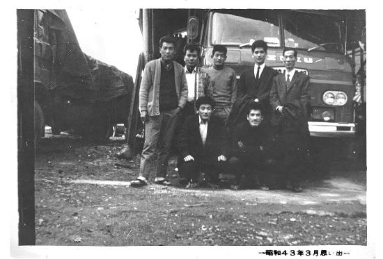 トラックの前に男性