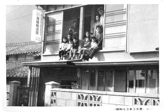 窓に腰掛ける人達