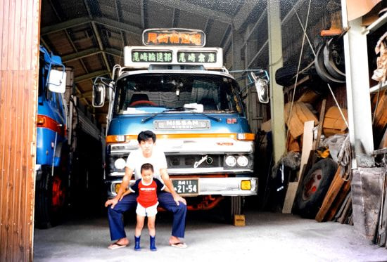 トラックと子供